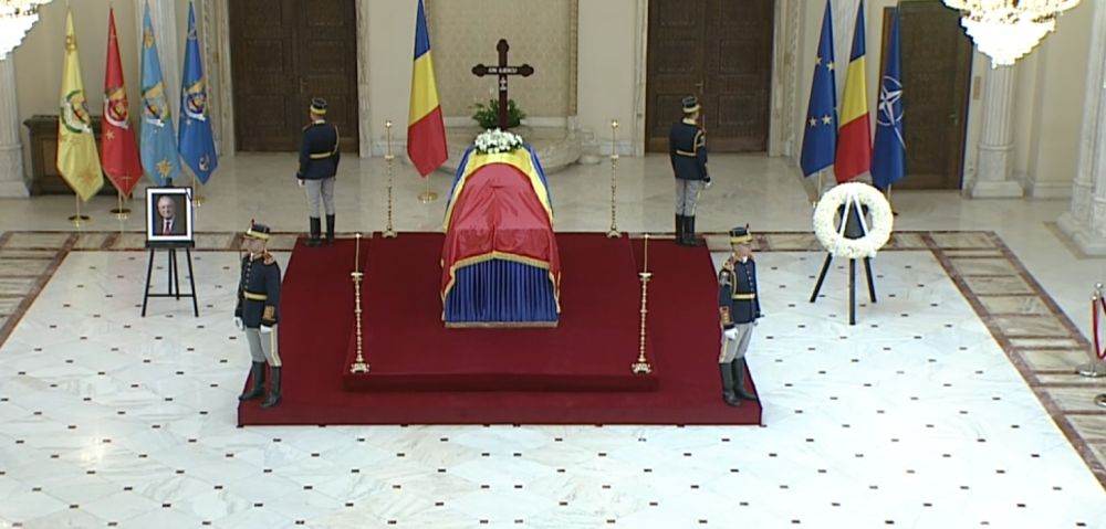 Sicriul cu trupul neînsufleţit al lui Ion Iliescu, depus la Palatul Cotroceni Sicriul cu trupul neînsufleţit al lui Ion Iliescu, depus la Palatul Cotroceni